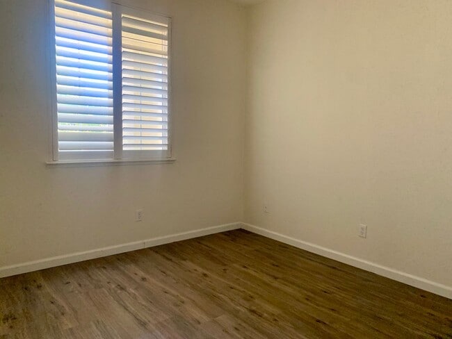 Building Photo - 4 bedroom 2 bath Empire Ranch home