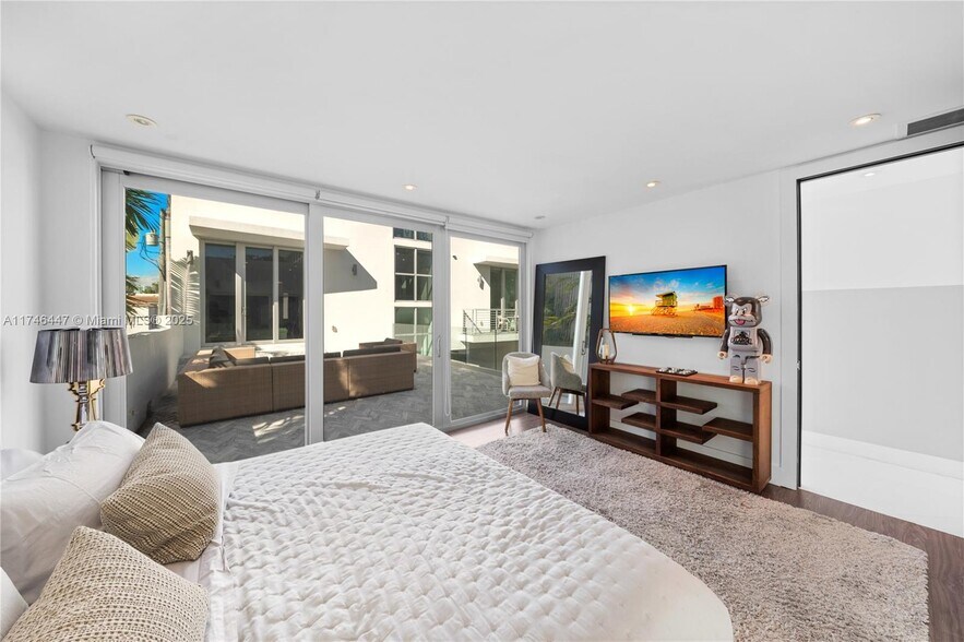 Building Photo - 1061 N Venetian Dr