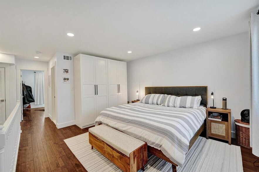 Building Photo - 120 NE 20th Ct