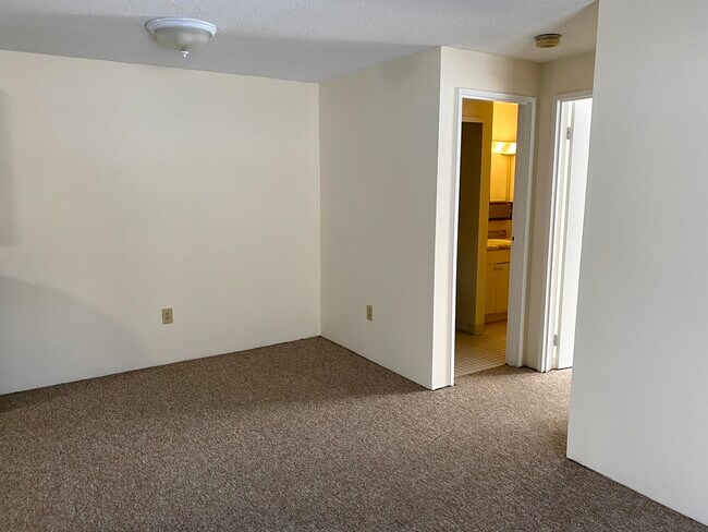 Building Photo - 4 Village Hill Ln