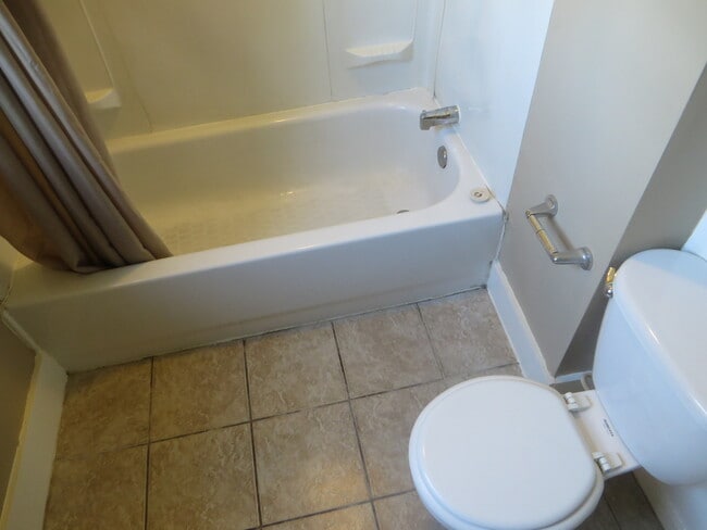 Building Photo - Two Bedroom Home with a bonus room/3rd bedroom in Historic District (Williams-Woodland Historic P...