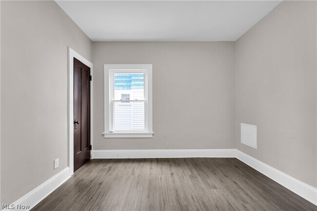 Building Photo - 10106 Greenview Ave