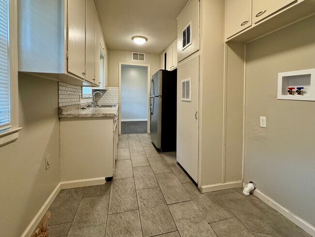 Building Photo - 2 Bedroom 1 Bathroom House