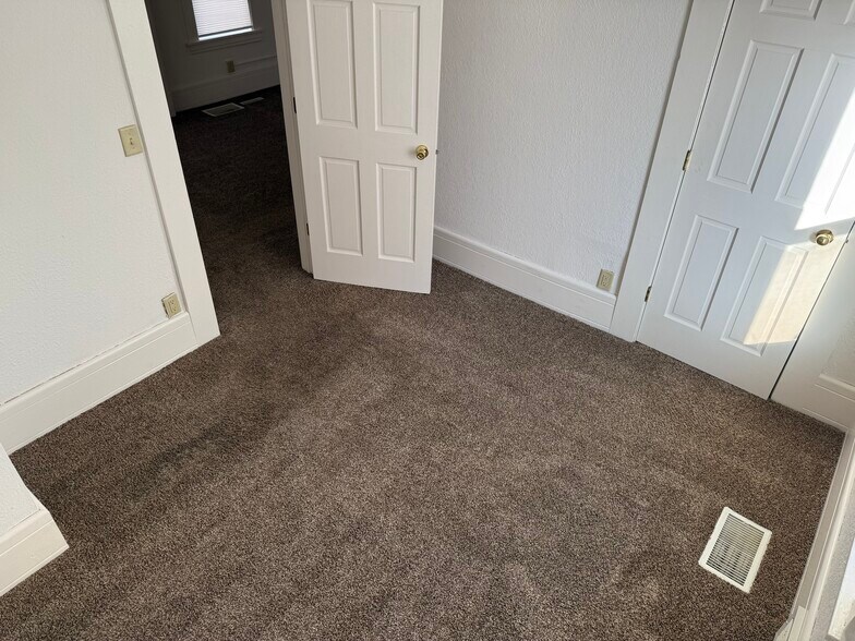 Building Photo - 684 Hawthorne Ave E