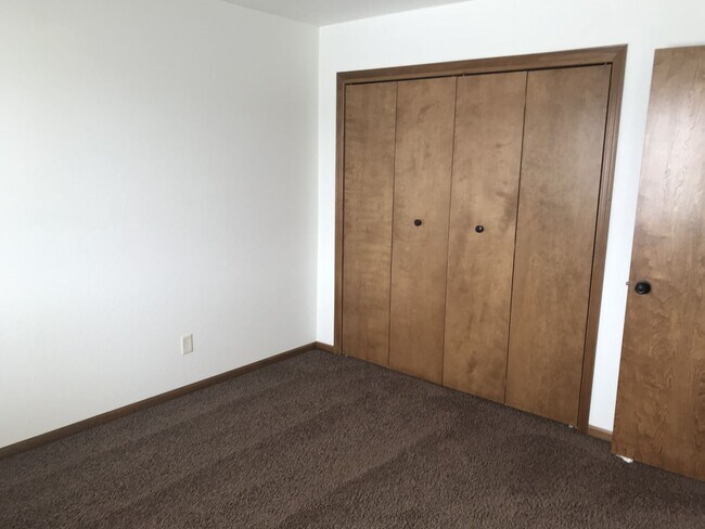 Building Photo - 2 Bed/1.5 Bath Townhome For Rent!