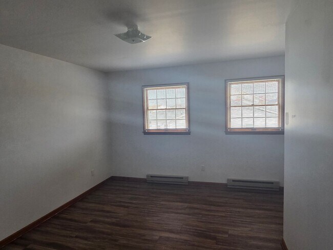 Building Photo - End Unit 2 Bedroom