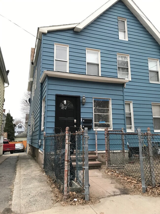 Building Photo - 452 Poplar St