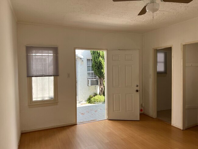 Building Photo - 819 N Alta Vista Blvd
