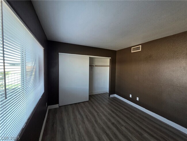 Building Photo - 5165 E Glendale Ave