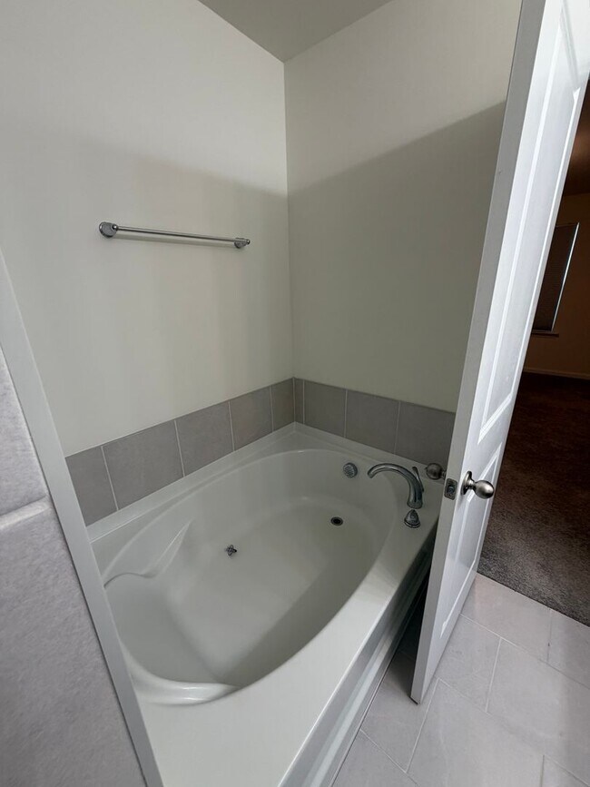 Building Photo - Beautiful 3 Bed / 2.5 Bath Townhome in Foxbank Plantation