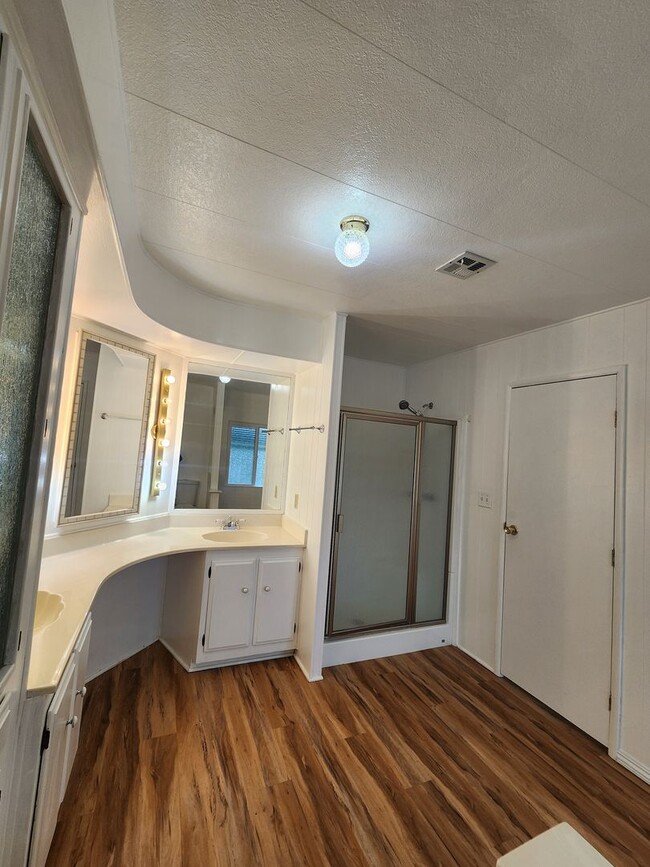 Building Photo - Adorable Retro Chic Home