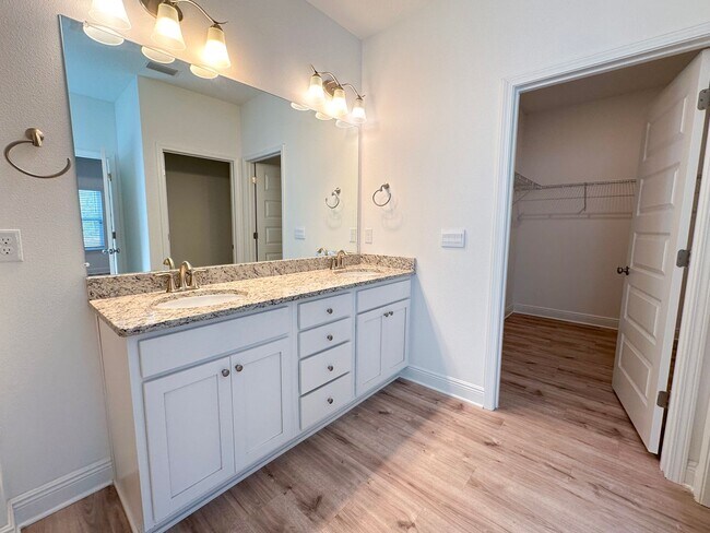 Building Photo - Single story 4 bedroom 2 bath home in Pres...