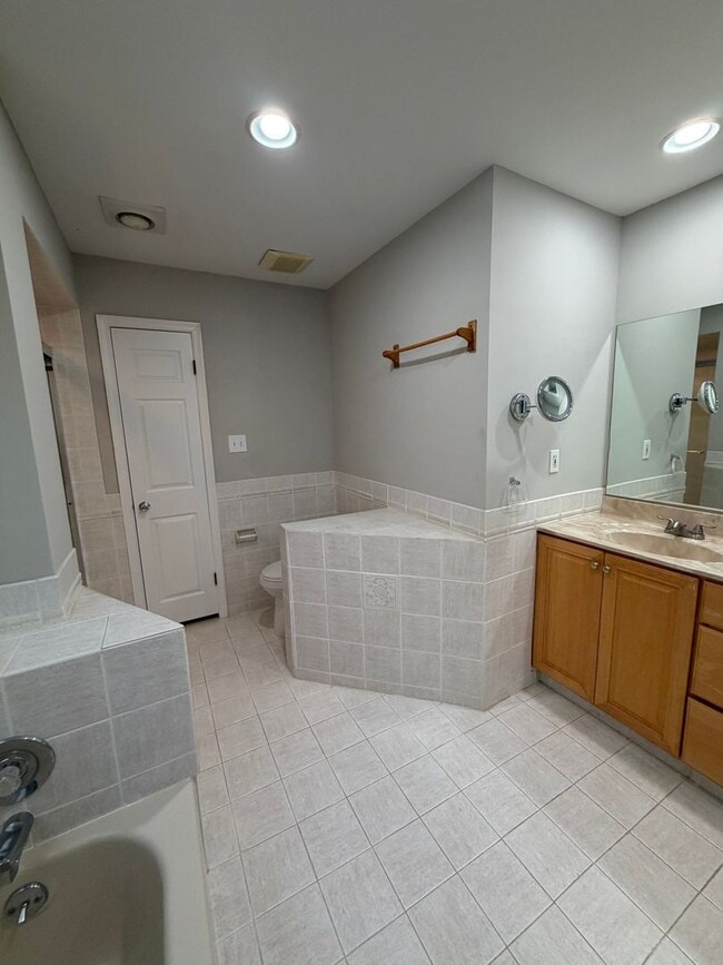 Building Photo - 3BR - WOODED VIEWS • FINISHED BASEMENT • BONUS LOFT • TE SCHOOL DISTRICT