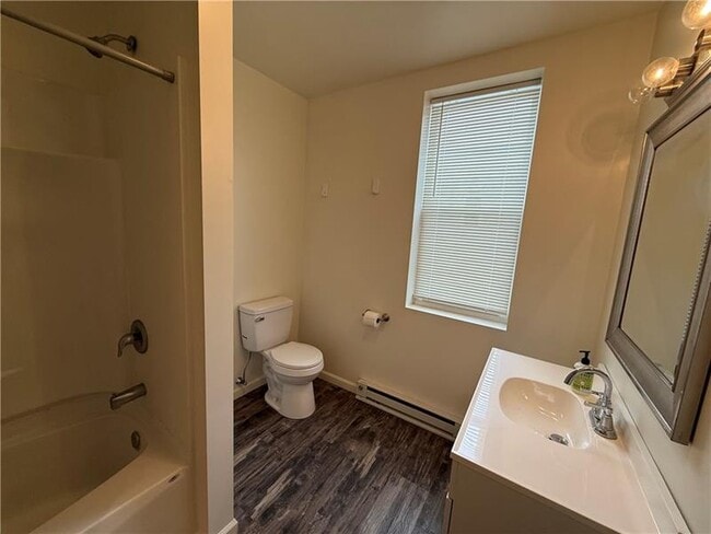 Building Photo - 570 Kendall Ave