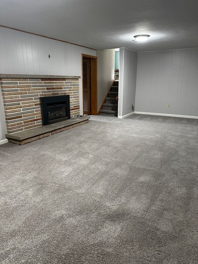 Building Photo - North Olmsted -5 Bedroom 2 1/2 bath large ...