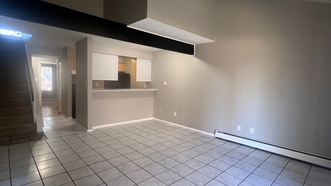 Building Photo - 3 Bed 1.5 Bath Townhome off Carefree and A...