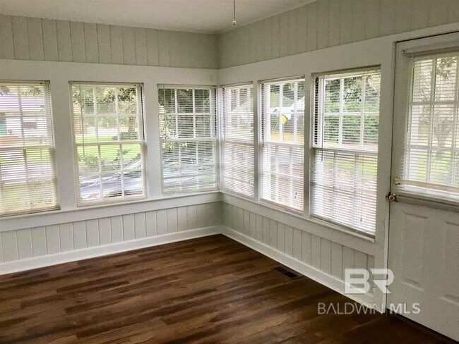 Building Photo - 416 S Section St