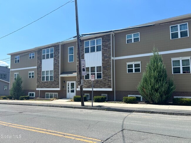 Building Photo - 1047 Broadway