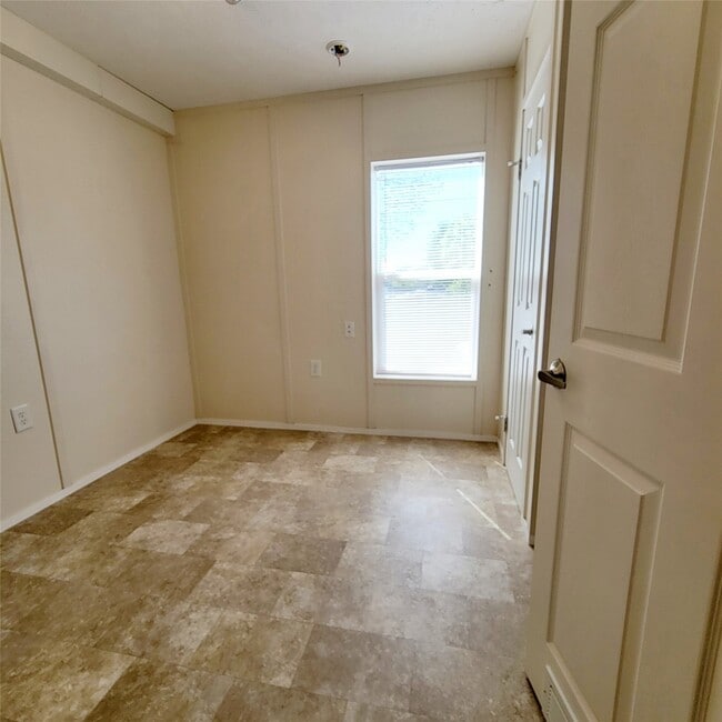 Building Photo - 2602 Castledale Dr