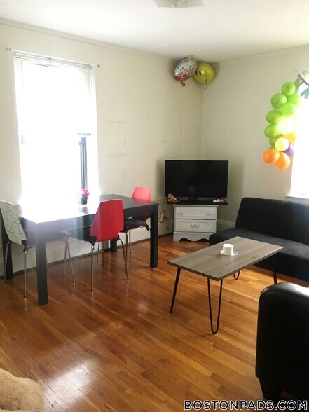 Building Photo - 349 Pleasant St