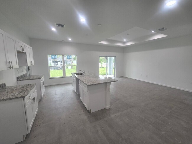 Building Photo - Large 3 Bedroom, 2 Bath + Den