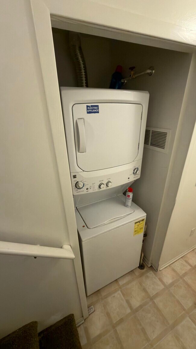 Building Photo - 15602 Stone Crossing Dr