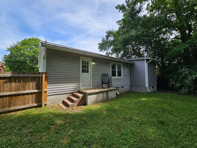 Building Photo - Well Maintained 3 Bedroom Home In The City