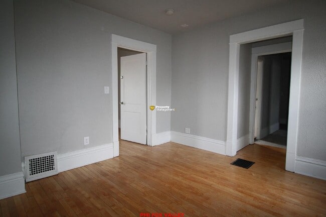 Building Photo - Large refurbished 3 Bedroom Upper