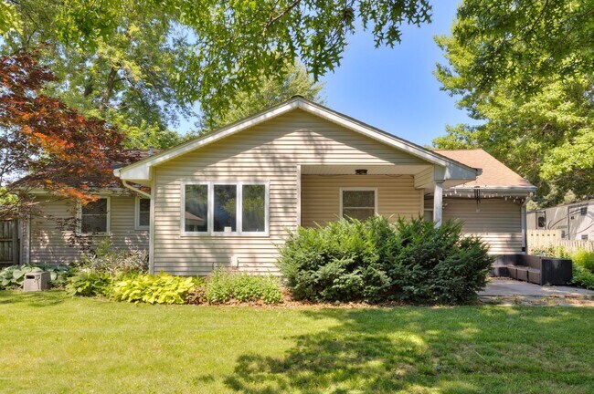 Building Photo - NEWLY UPDATED!! 3 Bedroom, 2 Bathroom Home in Des Moines!