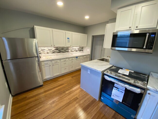 Building Photo - 460 Alden Ave