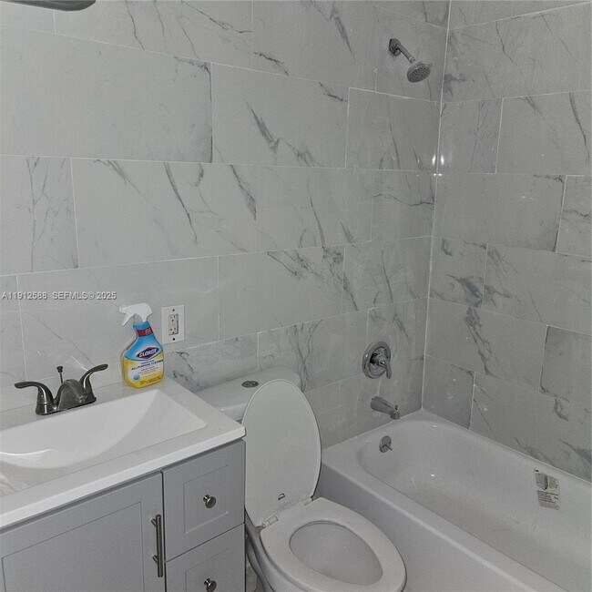 Building Photo - 14710 NE 5th Ct