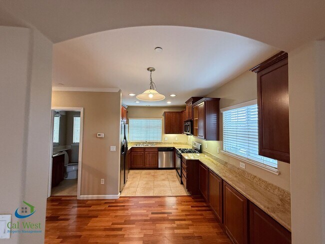 Building Photo - $3195 - Tri-level Town modern townhome in ...