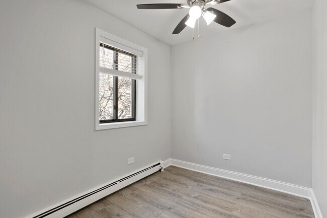 Building Photo - 6201 N Kenmore Ave