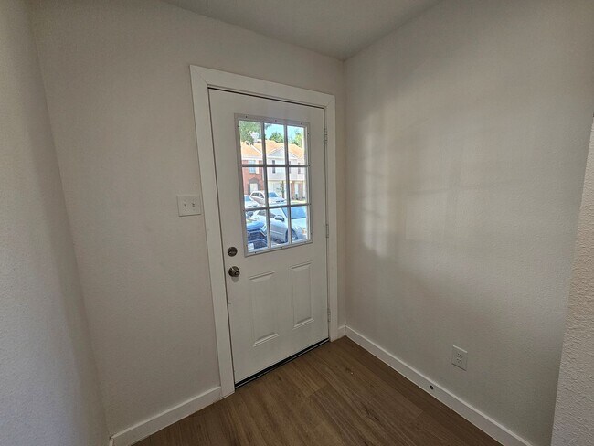Building Photo - Recently rehabbed. Available now