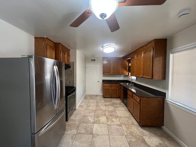 Building Photo - 3 bedrooms, 2 full bathrooms near CV high! Available now!