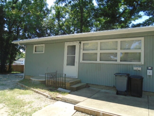Building Photo - 1857 College Heights Rd