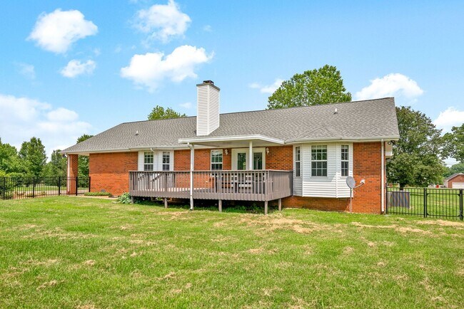 Building Photo - 1 Level Ranch Sitting on 3 Acres- Close to...