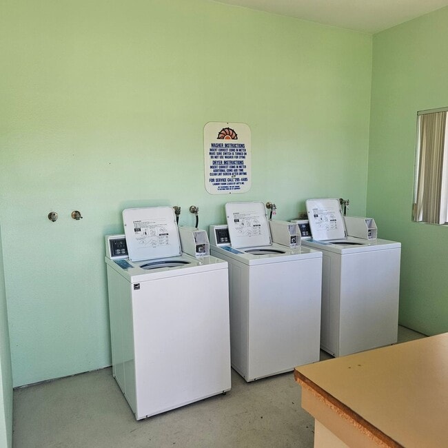 Building Photo - Roommate Wanted – One Bedroom Available | 10x11 | 3BR/2BA Condo in Vista ~ $1,300/month