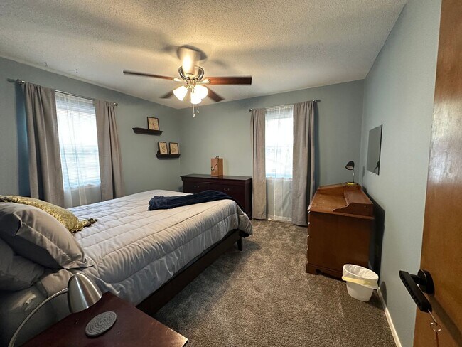 Building Photo - Introducing a charming 3-bedroom, 2.5-bathroom house located in the desirable area of Russellville