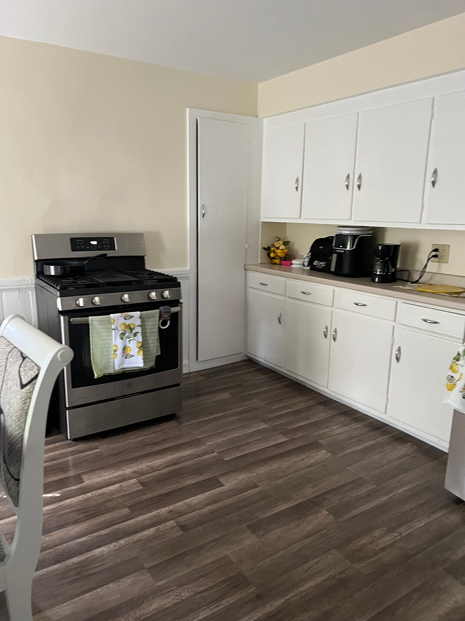 Building Photo - 10 Pine St