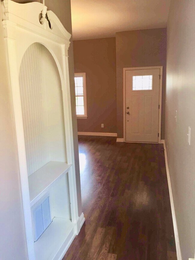 Building Photo - Renovated Germantown House in Great Location