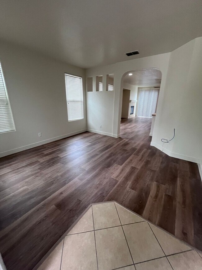 Building Photo - LOVELY 3 BEDROOM HOUSE IN NEWER SUBDIVISION!!