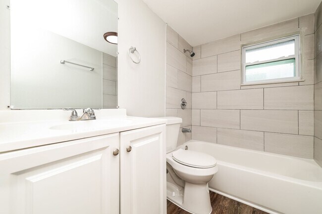 Building Photo - 5BR/2BA | Newly Renovated Single Family Home | Area for office | In Saint Petersburg!