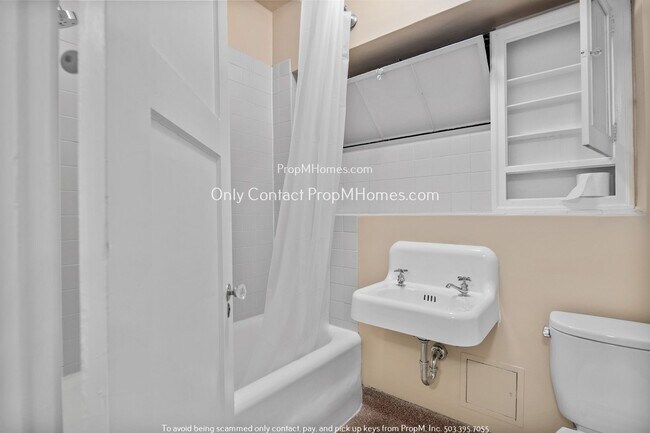 Building Photo - Classic Nob Hill Studio with Courtyard Acc...