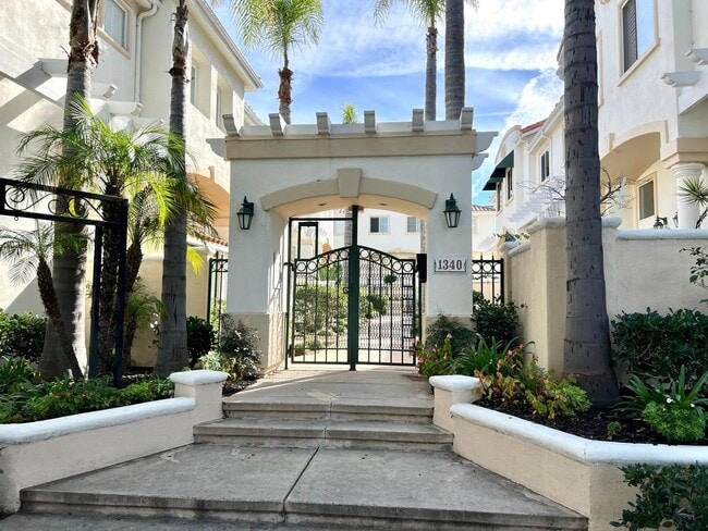 Primary Photo - Amazing Downtown Torrance! - 3 bd / 2.5 ba...