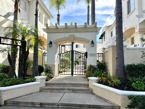 Building Photo - Amazing Downtown Torrance! - 3 bd / 2.5 ba...