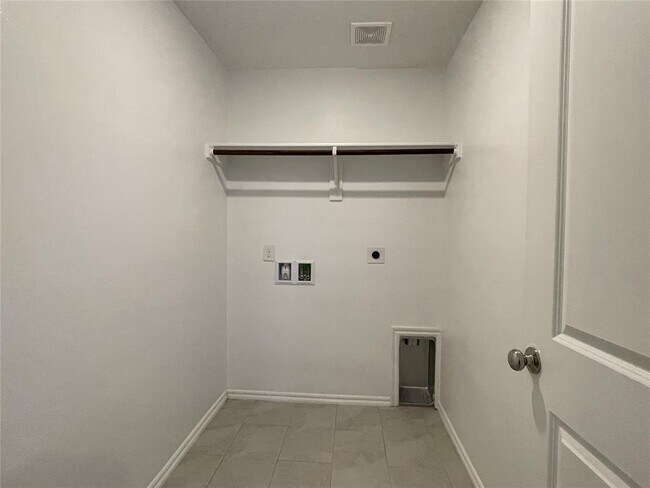 Building Photo - 2208 Bleecker St