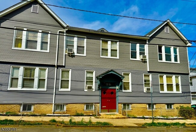 Primary Photo - 33/31 Lenox St