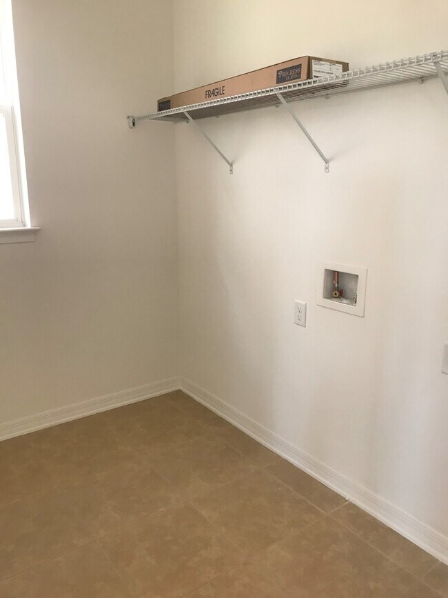 Building Photo - 5 Bedroom 3.5 Bathroom Family Home at Wind...