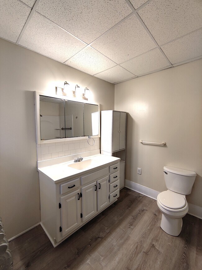 Building Photo - 242 W Lincoln Ave